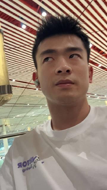 开云体育在线-奥运冠军郑思维机场被要合影，结果被误认成王昶
